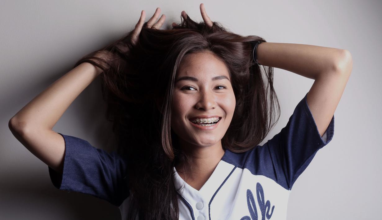 Fisioterapi PBR, Adinda Pricilla (Cia) saat berpose dengan gaya santai, Kamis (10/12/2015). (Bola.com/Nicklas Hanoatubun)