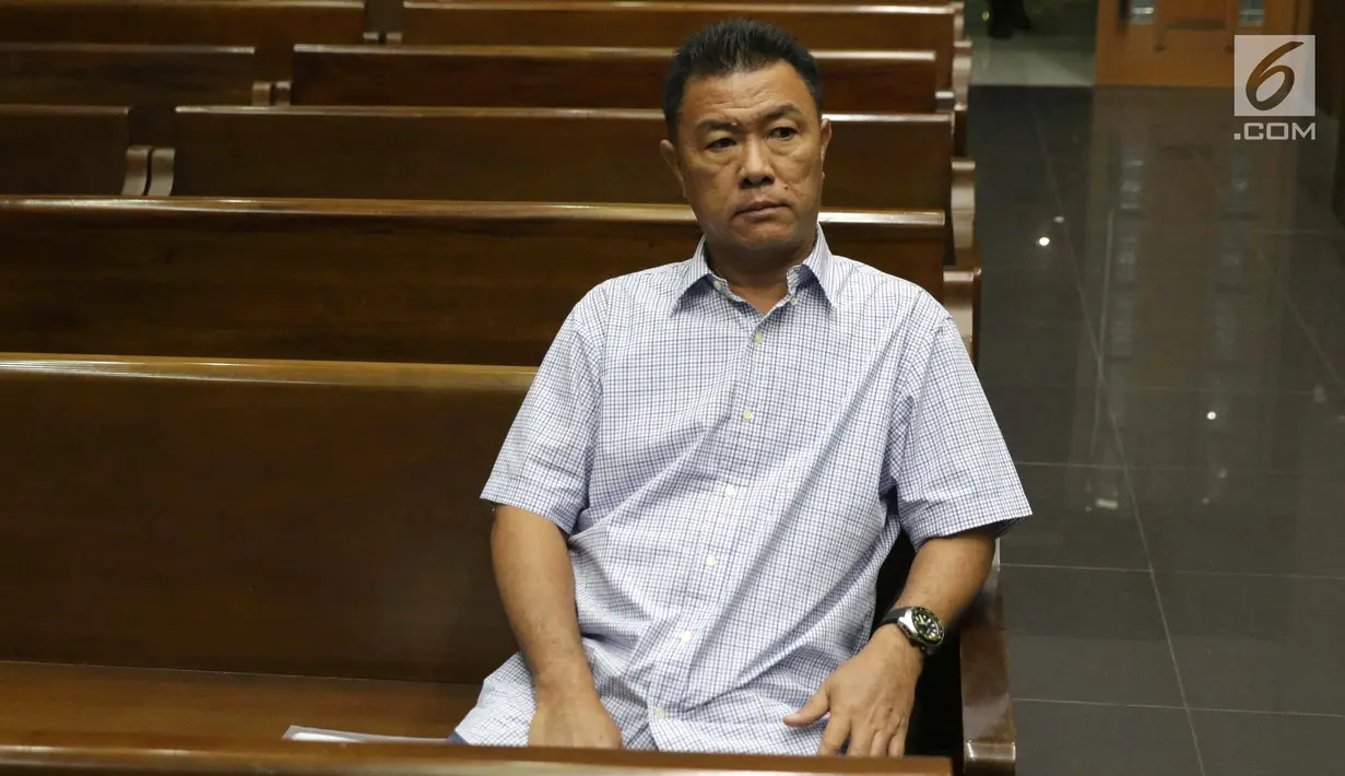 Benhur Lalenoh, pengusaha yang juga timses mantan Bupati Kepulauan Talaud, Sri Wahyumi Maria Manalip jelang menjalani sidang dakwaan di Pengadilan Tipikor, Jakarta, Senin (23/9/2019). Benhur didakwa dalam dugaan suap revitalisasi Pasar Lirung dan Pasar Beo TA 2019. (Liputan6.com/Helmi Fithriansyah)