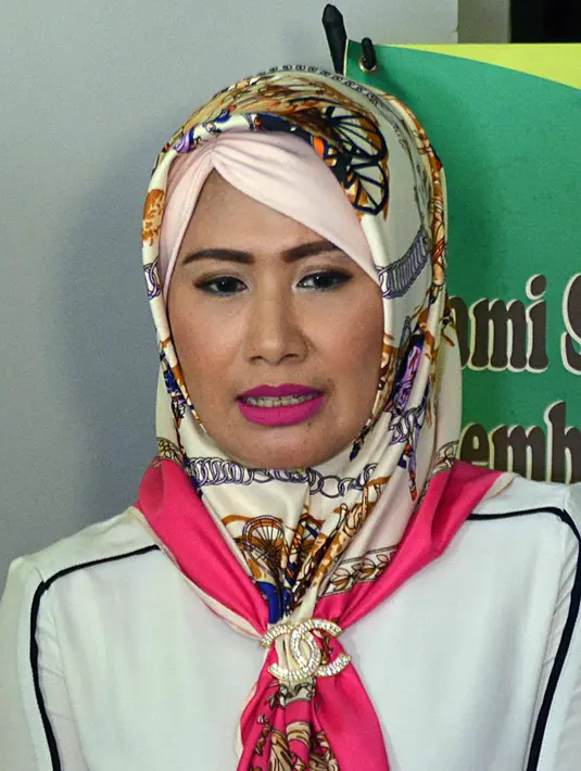 Selain mengabulkan cerai, majelis hakim juga mengabulkan hak asuh ketiga anaknya. Donny Kesuma diwajibkan memberikan nafkah sebesar Rp 15 juta per bulan untuk tiga orang anaknya yang diasuh oleh Yuni. Lantas, puaskah Yuni? (Deki Prayoga/Bintang.com)