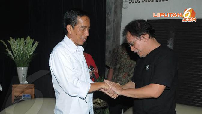 Iwan Fals tampak menjabat erat tangan Jokowi. (Liputan6.com/Herman Zakharia)