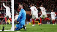 Kiper Manchester United, David de Gea, tampak kecewa setelah gawangnya dibobol pemain Sevilla pada leg kedua perempat final di Ramon Sanchez Pizjuan, Jumat (21/4/2023). Sementara David De Gea gagal mengantisipasi jatuhnya bola di luar kotak penalti sehingga terlepas dari kakinya. En-Nesyri mencuri bola dan dengan mudah menyarangkan ke gawang kiper MU itu. (AFP/Darren Staples)