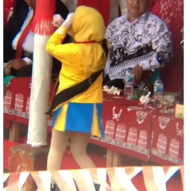 Viral Mayoret Berhijab Pakai Rok Mini Asyik Berjoget Tuai Kecaman, Warganet Pun Malu Melihatnya.