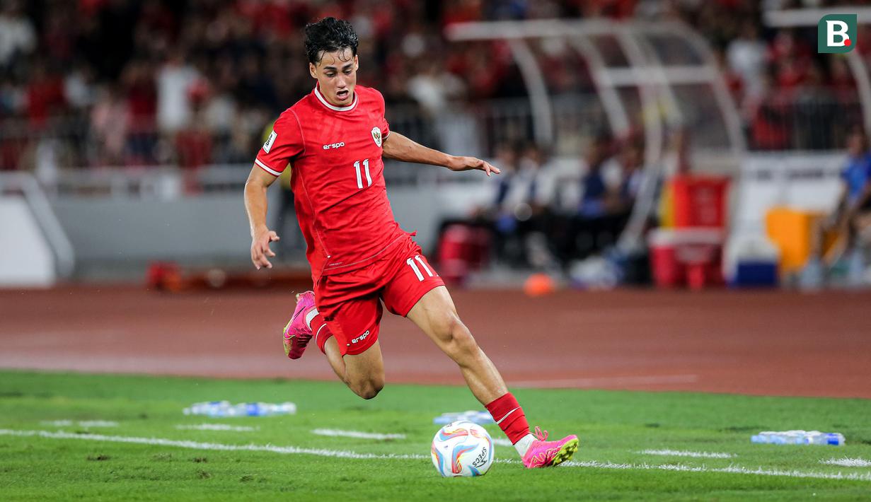 <p>Striker Timnas Indonesia, Rafael Struick, menguasai bola saat menghadapi Vietnam pada laga Grup F kualifikasi Piala Dunia 2026 Zona Asia di Stadion Utama Gelora Bung Karno (SUGBK), Senayan, Jakarta, Kamis (21/3/2024). (Bola.com/Bagaskara Lazuardi)</p>