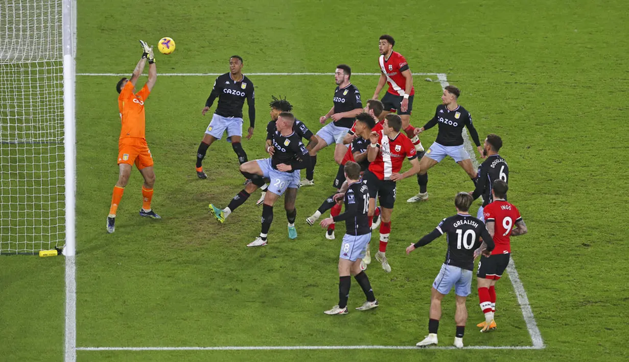 Penjaga gawang Aston Villa Emiliano Martinez melakukan penyelamatan saat melawan Southampton pada pertandingan Liga Inggris di Stadion St. Mary, Southampton, Inggris, Sabtu (30/1/2021). Aston Villa menang 1-0. (Michael Steele/Pool via AP)