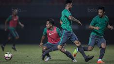 Gelandang Timnas Indonesia, Andik Vermansah, mengejar bola saat latihan di Stadion Patriot, Bekasi, Senin (2/10/2017). Latihan ini merupakan persiapan jelang laga persahabatan melawan Kamboja. (Bola.com/Vitalis Yogi Trisna)