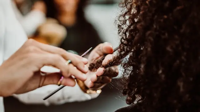 14 Cara Merawat Rambut Sehat untuk Si Pemilik Curly Hair agar Lembut dan Bebas Kusut