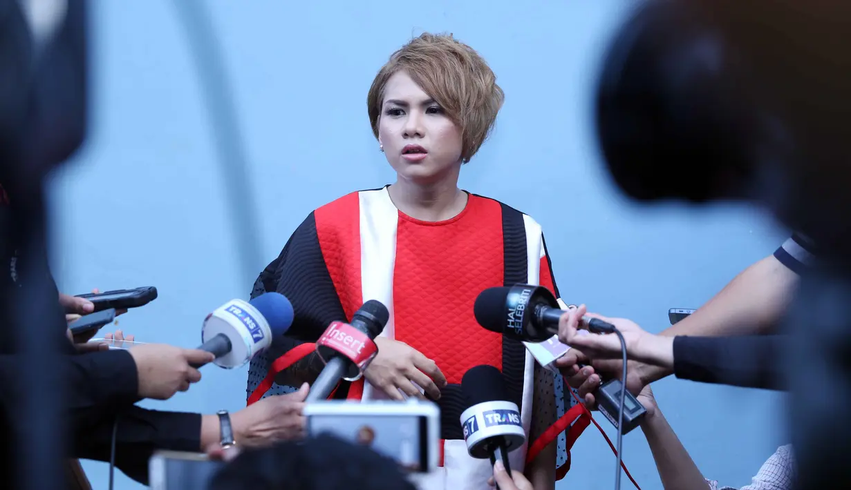 Saat keduanya menjalai proses cerai, Evelyn mengaku tak bisa lagi komunikasi dengan suaminya. Bahkan, menurut Evelyn, Aming sudah tidak mau lagi diganggu oleh Evelyn. (Nurwahyunan/Bintang.com)