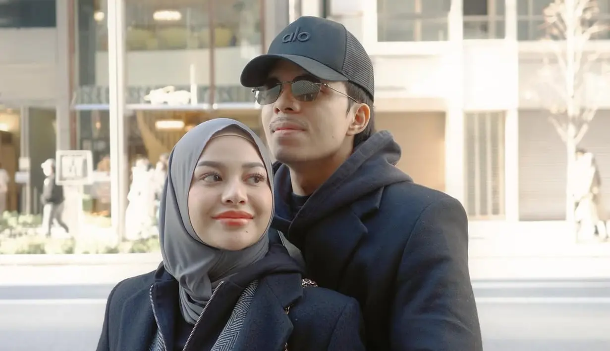 <p>Aurel Hermansyah dan Atta Halilintar tampil super lengket layaknya masih pacaran. Keduanya tampil kompak dalam balutan outfit musim berwarna hitam [@aurelie.hermansyah]</p>