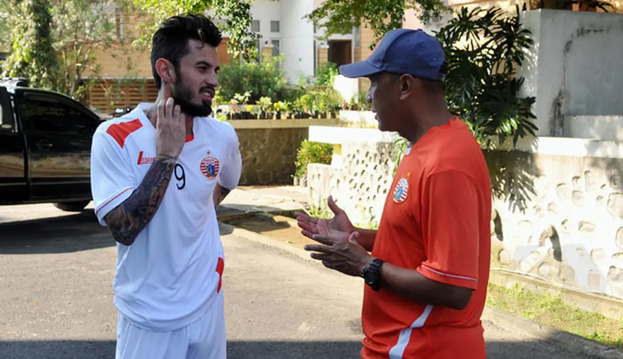 Stefano Lilipaly (kiri) berbincang dengan pelatih Rahmad Darmawan di sela-sela latihan di halaman Hotel Ibis Padang, Sabtu (17/1/2015). Persija akan berhadapan dengan Sriwijaya FC di laga perdana SCM Cup 2015 Grup A. (Liputan6.com/Johan Tallo)
