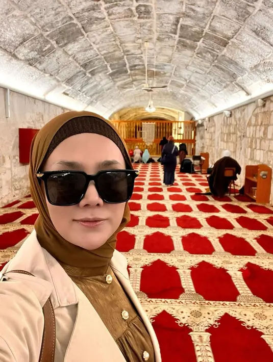 Sebelum melakukan perjalanan ke Palestina, Mulan dan Ahmad Dhani diketahui menjelah kota Yordania. Keduanya bersama anak-anak bahkan turut berkunjung ke berbagai situs bersejarah. (Liputan6.com/IG/@mulanjameela1)