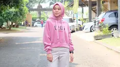 Model hijab yang santai seperti ini cukup sering digunakan oleh Lesty. Ia juga pintar memadupadankan warna hijab dengan pakaian yang tengah dikenakan. (Liputan6.com/IG/@lestykejora)