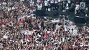 Grup musik Slank saat membawakan lagu pada kampanye akbar capres dan cawapres Joko Widodo (Jokowi)-Ma'ruf Amin di Stadion Utama GBK, Senayan, Jakarta, Sabtu (13/15). Pagelaran Konser Putih Bersatu dihadiri 500 artis, musisi, dan budayawan. (Liputan6.com/Angga Yuniar)