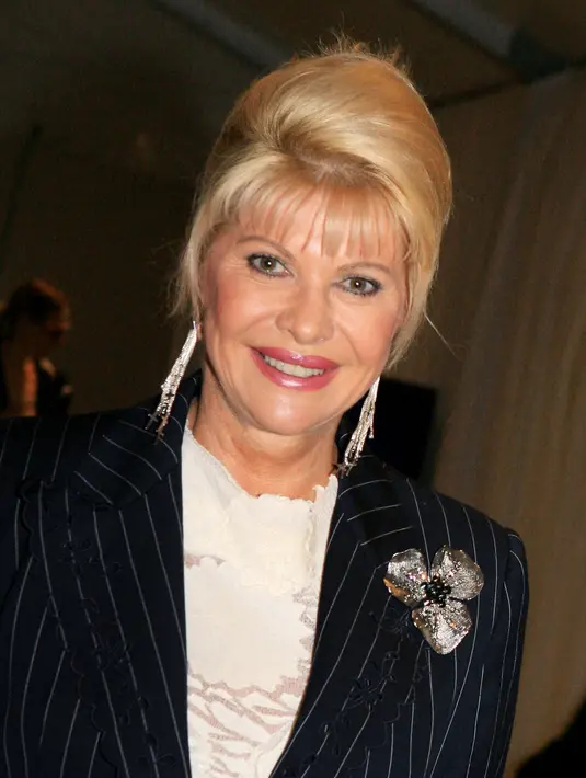 <p>Ivana Trump berpose di lobi selama Olympus Fashion Week di Bryant Park, New York City, Amerika Serikat, 12 September 2006. Ivana adalah seorang pengusaha wanita yang cerdas, atlet, penulis, serta desainer pakaian dan perhiasan multifaset. (Photo by Katy Winn/Getty Images North America/Getty Images via AFP)</p>