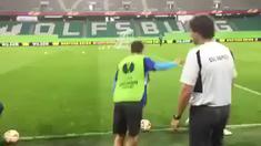 Manolo Gabbiadini mampu mencetak gol dari posisinya di belakang gawang.