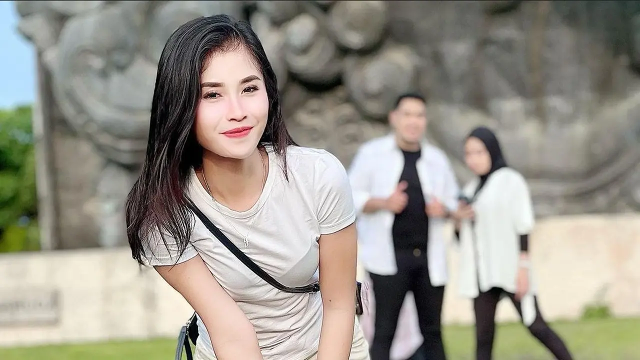 Model majalah dewasa Oliolie yang banting setir jadi penyanyi. (IST / Dokumentasi Pribadi)