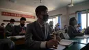 Mahasiswa menghadiri kuliah dengan mengenakan masker sebagai upaya mencegah penyebaran pandemi Covid-19 di Universitas Kedokteran Pyongyang di Pyongyang Rabu (22/4/2020). Korea Utara memberlakukan pembatasan ketat guna mengantisipasi penyebaran virus corona di negara tersebut. (KIM Won Jin/AFP)