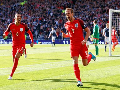 Striker Inggris, Harry Kane, melakukan selebrasi usai mencetak gol ke gawang Skotlandia pada kualifikasi Piala Dunia 2018 di Hampden Park, Sabtu (10/6/2017). Skor berakhir imbang 2-2. (EPA/Robert Perry)