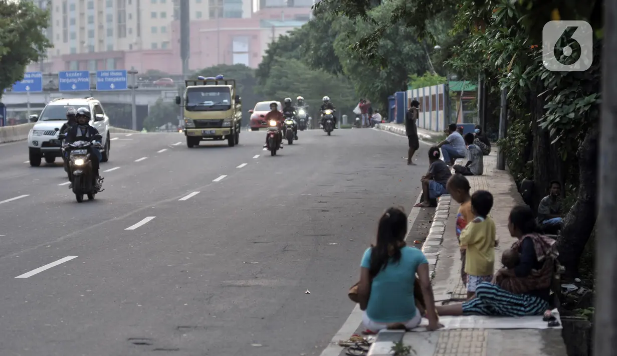 Penyandang Masalah Kesejahteraan Sosial (PMKS) menunggu warga memberikan sedekah di pinggir jalan, Jakarta, Rabu (13/5/2020). Demi memenuhi kebutuhan sehari-hari terlebih untuk Lebaran, mereka rela kejar-kejaran dengan petugas saat dirazia. (merdeka.com/Iqbal S. Nugroho)
