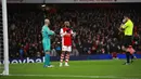 Pemain Arsenal Alexandre Lacazette (tengah) berinteraksi dengan wasit setelah gol dianulir saat melawan Southampton pada pertandingan sepak bola Liga Inggris di Emirates Stadium, London, Inggris, 11 Desember 2021. Arsenal menang 3-0. (AP Photo/Ian Walton)