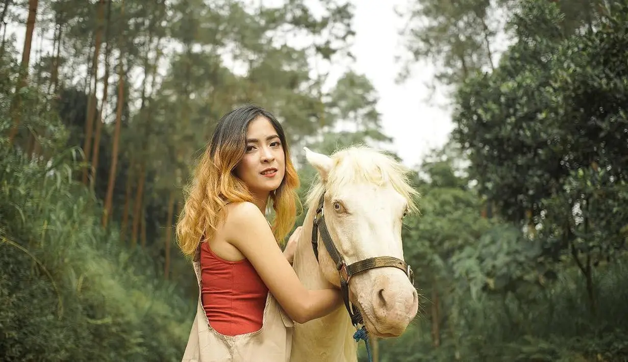 Angelina dan Dodit yang sempat jadi sorotan usai dikabarkan segera menikah ini memang sering berlibur ke rumah hutan. Yang lengkap dengan kandang kuda hingga kebun sayur asri. (Liputan6.com/IG/@angelina_ci)