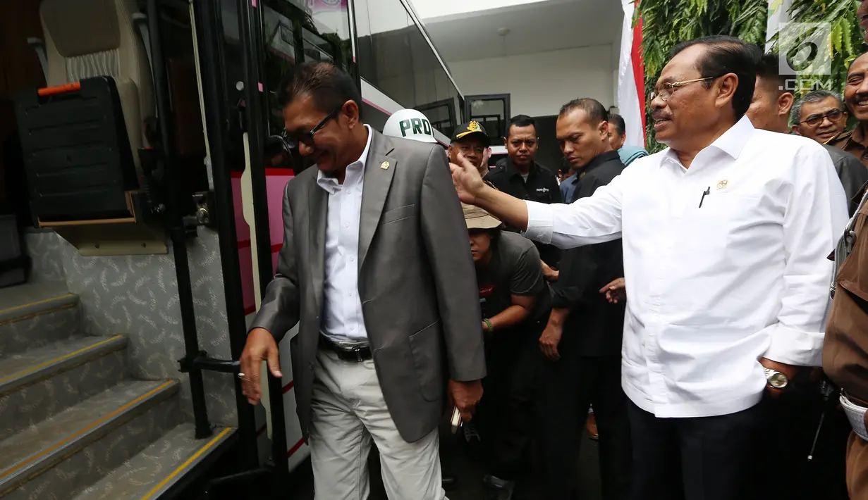 Jaksa Agung HM Prasetyo bersama Ketua Pansus Hak Angket KPK Agun Gunandjar usai melakukan pertemuan di Kejaksaan Agung, Jakarta, Kamis (13/7). (Liputan6.com/Johan Tallo)