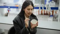 Maudy Ayunda Ungkap Potensi Tamanu, Bahan Aktif Skincare Lokal untuk Atasi Jerawat