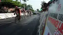 Hossein Askari (depan) sempat memimpin etape keempat Internasional Tour De Banyuwangi Ijen 2014 sebelum dikalahkan Mehdi Sohrabi (Tabriz Petrochemical Team), (19/10/2014).  (Liputan6.com/Helmi Fithriansyah) 