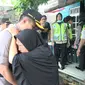 Polisi beri trauma healing kepada salah satu warga terdampak gusuran. (Liputan6.com/Bam Sinulingga)