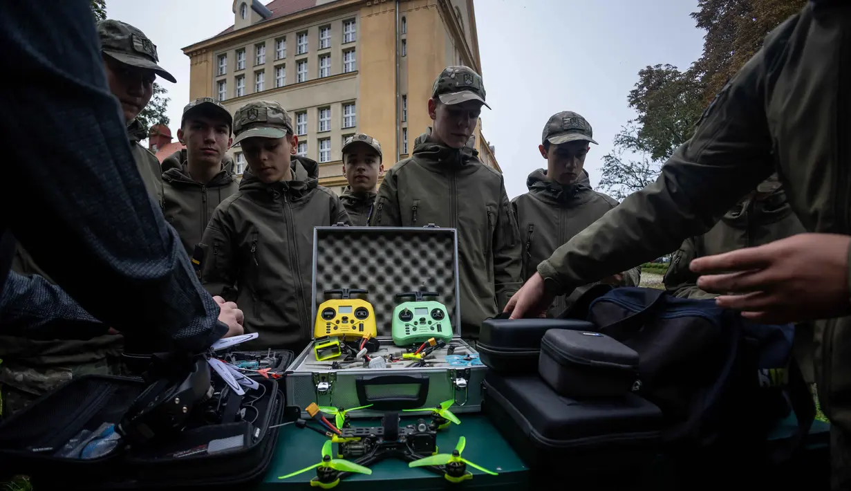 Program yang diawasi langsung oleh Kementerian Pertahanan Polandia ini untuk membekali para siswa dengan pengetahuan dan keterampilan yang diperlukan untuk menjadi operator drone sekaligus mengisi kekurangan tenaga ahli dalam bidang tersebut. (Wojtek RADWANSKI/AFP)