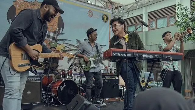 7 Gaya Ardhito Pramono saat di Atas Panggung, Curhatannya Soal Nasib Musisi Viral
