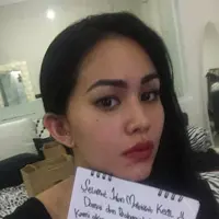 Kartika Putri berdoa untuk Angeline. (Edy Suherli/Bintang.com)