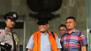 Yogan Askan tersenyum kepada awak media usai diperiksa KPK, Jakarta, Senin (22/8). Yogan diperiksa KPK terkait kasus dugaan suap pemulusan rencana proyek pembangunan 12 ruas jalan di Sumatera Barat (Sumbar). (Liputan6.com/Helmi Afandi)