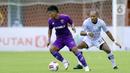 Bek Bali United Leonard Tupamahu (kanan) menjaga pergerakan striker Persita Tangerang Nur Hardianto pada laga Piala Menpora 2021 di Stadion Maguwoharjo, Sleman, Jumat (2/4/2021). Laga berakhir imbang 1-1. (Bola.com/M Iqbal Ichsan)