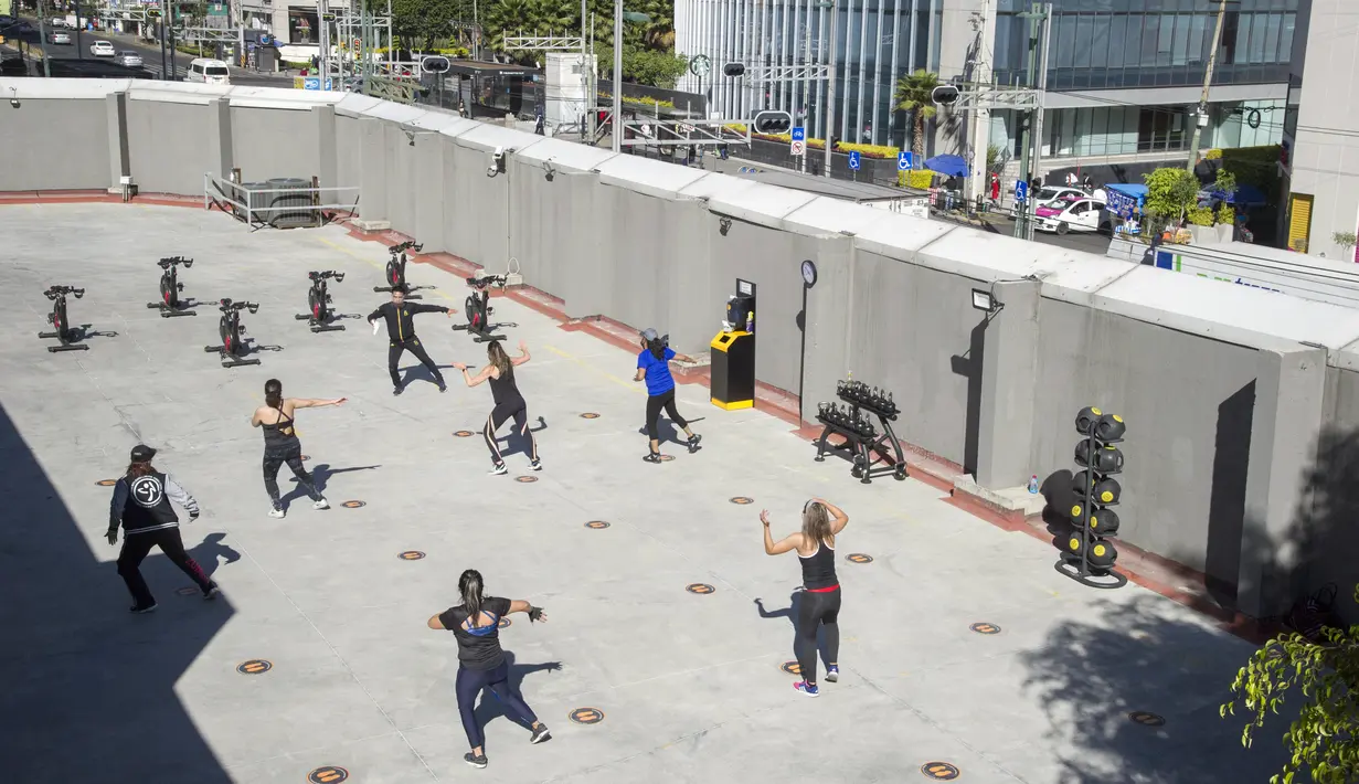 Orang-orang berolahraga di luar ruangan di Mexico City pada 21 Januari 2021. Gimnasium di Mexico City beradaptasi dengan ruang terbuka dalam menghadapi lonjakan virus corona COVID-19. (Photo by CLAUDIO CRUZ / AFP)