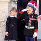 Pangeran Jacques dari Kerajaan Monako (kanan) memberi hormat di sebelah Putri Gabriella selama perayaan yang menandai Hari Nasional Monako di Istana Monako, 19 November 2020. (Valery HACHE / POOL / AFP)