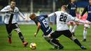 Gelandang Inter Milan, Joao Mario, berusaha melewati pemain Parma, Riccardo Gagliolo, pada laga Serie A di Stadion Ennio-Tardini, Sabtu (9/2). Inter Milan menang 1-0 atas Parma. (AFP/Miguel Medina)