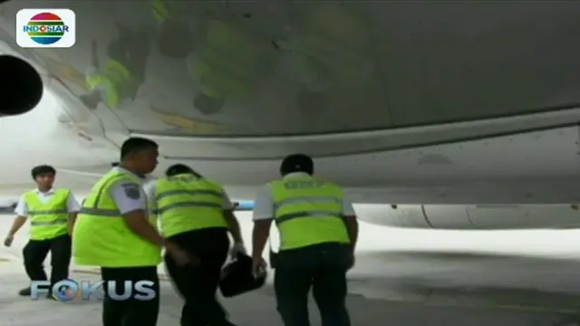 Petugas Ditjen Perhubungan Udara Kemenhub mengecek kondisi sejumlah pesawat di Bandara Seokarno Hatta, Tangerang, Banten.