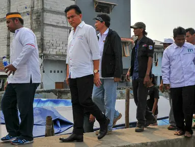 Bacagub DKI Jakarta, Yusril Ihza Mahendra berjalan untuk menemui warga penggusuran Pasar Ikan, Penjaringan, Jakarta, Rabu (20/4). Sejumlah warga pasar ikan bertahan di lokasi penggusuran dan memilih tinggal di perahu. (Liputan6.com/Yoppy Renato)