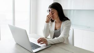 Wanita yang kelelahan bekerja di depan laptop (Foto dok : Freepik/freepik).