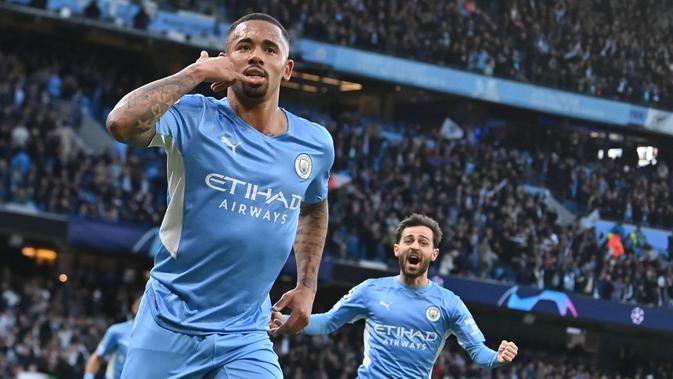 <p>Gabriel Jesus telah menjadi pilar penting di Manchester City besutan Pep Guardiola sejak didatangkan pada 2017 lalu. Selain sebagai striker murni, ia juga mampu bermain di beberapa posisi. Hal tersebut yang membuat dirinya banyak mendapatkan menit bermain. Di umurnya yang masih 25 tahun, Jesus mampu meraih banyak gelar bergengsi bersama The Cityzens, salah satunya tiga trofi Liga Inggris. (AFP/Paul Ellis)</p>