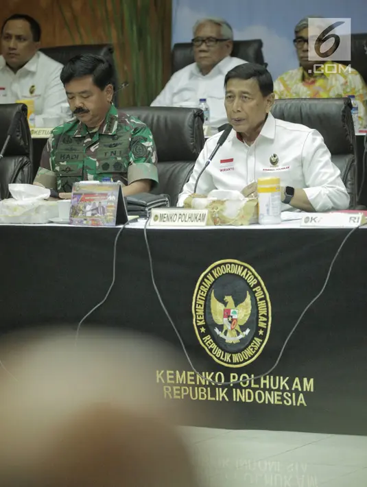 Menko Polhukam, Wiranto (kanan) memimpin rapat koordinasi dengan KPU-Bawaslu, Polri, TNI hingga menteri di Kantor Kemenko Polhukam, Jakarta, Senin (15/4). Rapat membahas mengenai kesiapan akhir pengamanan tahapan pemungutan dan perhitungan suara pemilu serentak 2019. (Liputan6.com/Faizal Fanani)
