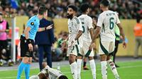 Bek Arab Saudi, Nawaf Al-Boushal, melakukan protes kepada wasit karena rekan setimnya, Abdulrahman Al-Obud, dilanggar keras dalam laga kontra Meksiko di perempat final Gold Cup 2025 di State Farm Stadium di Glendale, Arizona, Minggu (29/6/2025) pagi WIB. (Frederic J. Brown / AFP)