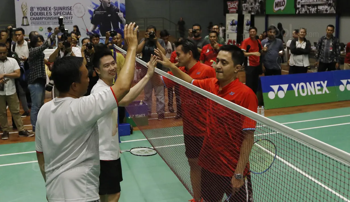 Menpora, Imam Nahrawi berpasangan Kevin Sanjaya menghadapi Chandra Wijaya dan Ricky Subagja pada laga eksebisi di CWIBC, Serpong, Selasa, (19/12/17). Acara tersebut sekaligus pemberian penghargaan kepada Tokoh Bulutangkis. (Bola.com/M Iqbal Ichsan)