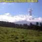 Gunung Ibu di Pulau Halmahera, Provinsi Maluku Utara, erupsi dan menyemburkan abu vulkanik setinggi sekitar 1.100 meter, Senin pagi (2/10/2023). (Liputan6.com/ Dok PVMBG)