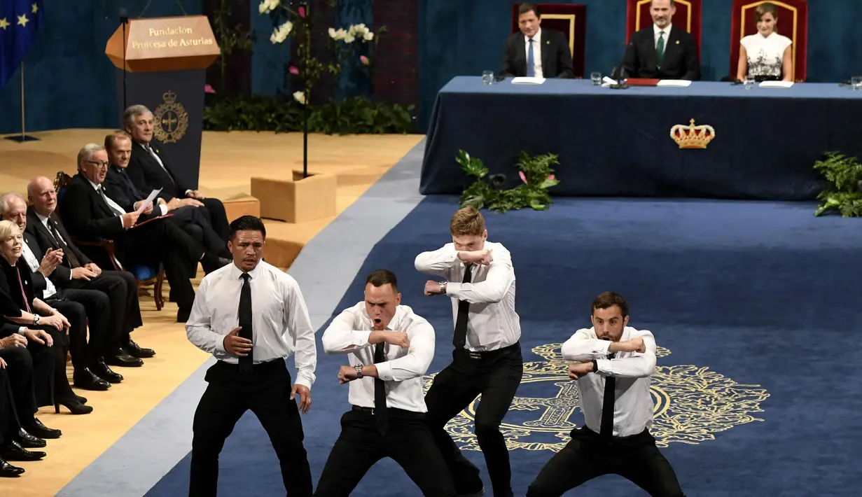 Tim rugbi Selandia Baru, All Blacks menunjukkan tarian Haka di depan Raja Spanyol, Felipe VI sebagai ungkapan kegembiraan usai meraih Princess of Asturias Award 2017 kategori olahraga di Oviedo, Spanyol (20/10). (AFP Photo/Miguel Riopa)