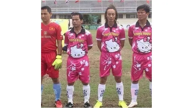 6 Potret Lucu Pemain Sepak Bola ketika di Lapangan, Aksinya Tak Terduga