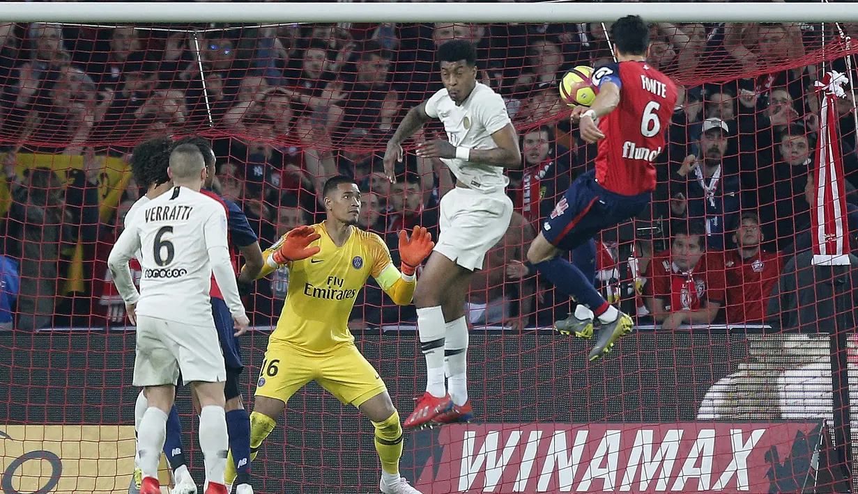 Pemain Lille, Jose Fonte, mencetak gol ke gawang  Paris Saint-Germain (PSG) pada laga Liga Prancis di  Stade Pierre Mauroy, Minggu (14/4). PSG takluk 1-5 dari Lille. (AP/Michel Spingler)