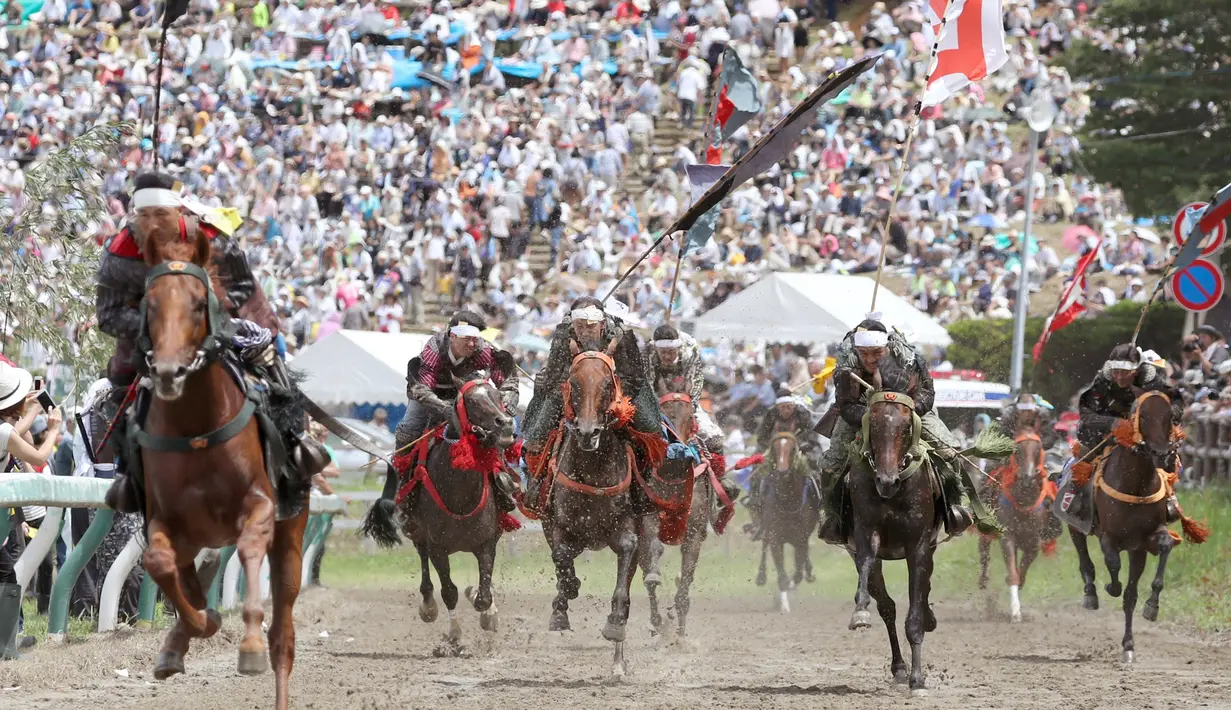 Peserta mengenakan pakaian Samurai saat mengikuti Armor Horse Racing dalam festival Soma Nomaoi di Minamisoma (30/7). Acara tradisional ini telah berusia 1.000 tahun dan diselenggarakan setiap tahunnnya. (Jun Hirata/Kyodo News via AP)
