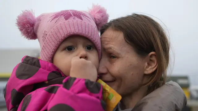 Seorang wanita dan anak bayi yang terkena dampak invasi Rusia di Ukraina.