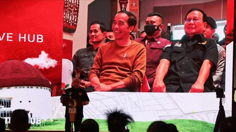 Menteri Pertahanan Prabowo Subianto mendampingi Presiden Joko Widodo (Jokowi) untuk meresmikan Gedung Papua Youth Creative Hub (PYCH) dan peluncuran produk-produk kreatifitas di Abepura, Kota Jayapura, Selasa (21/3). Selain Prabowo, Jokowi turut didamping